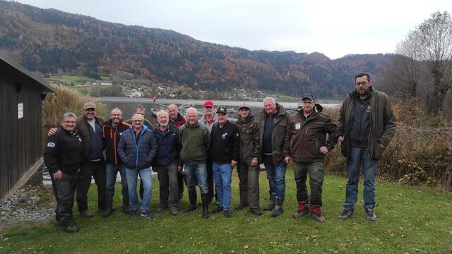 Mitglieder des Fischereivereine Äsche, Zander, Villach und Ossiacher See mit ihren Obmännern führten die Besatzmaßnahmen durch. | Foto: Privat