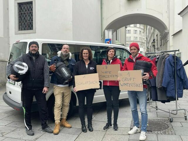 v. l. n. r.: Markus Jokl (Freiweilliger bei der Gruft und ehemaliger Klient), Robert Kratky (Radiomoderator und Unterstützer des Winterpakets), Judith Hartweger (Leiterin der Gruft), Klaus Schwertner (Direktor der Caritas). | Foto: Salme Taha Ali Mohamed
