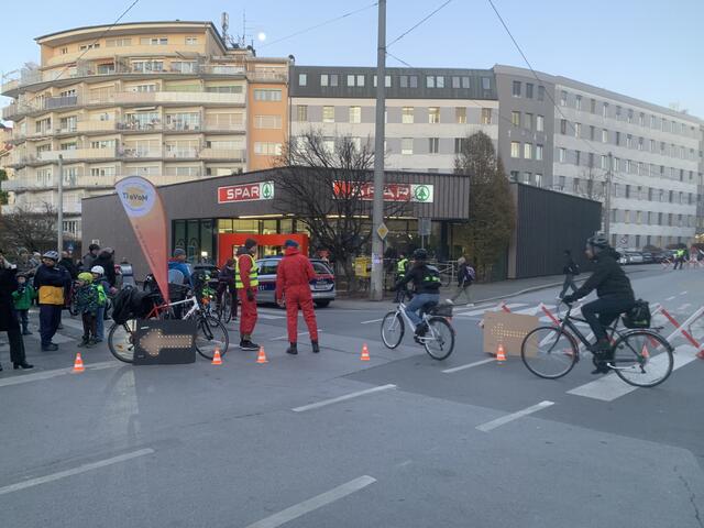 "Ein Diagonalfilter lässt Fahrrad und Fußverkehr durch, verhindert aber den Durchzugsverkehr", erklärt Tristan Schachner von MoVe-it das Konzept, "Das funktioniert bestens und ist eine ganz einfache Maßnahme, wie wir heute wieder deutlich sehen konnten." | Foto: MoVe iT