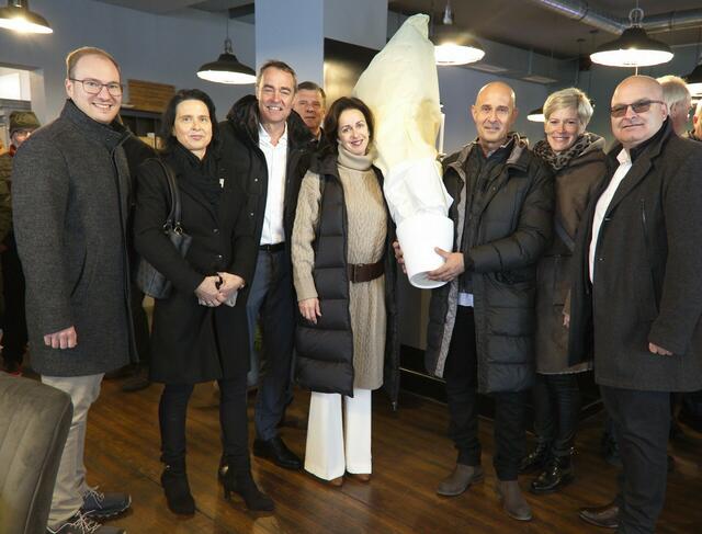 v.r.: Vizebgm. Horst Blümel, GR Birgit Lehner, Georg und Verena Fürst, GR Franz Reiter, Bgm. Martin Radatz, GV Birgit Ulrichshofer, GV Yannic Sommer. | Foto: Gemeinde Leithaprodersdorf