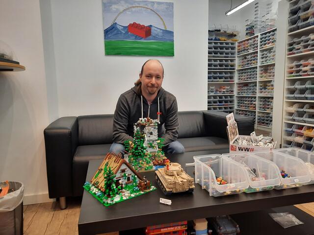 Markus Leopold-Blaim, hier bei einem Interview mit MeinBezirk.at im Jänner 2022, steht vor den Scherben seiner Träume. | Foto: Niklas Varga