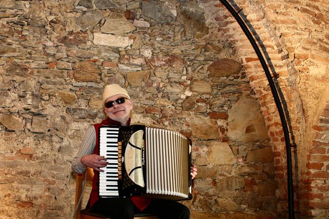 Otto Lechner tritt gemeinsam mit Alexander Wladigeroff und Sara Kowal im Kulturcafé Henriette auf.
 | Foto: Kultur im Tonkeller