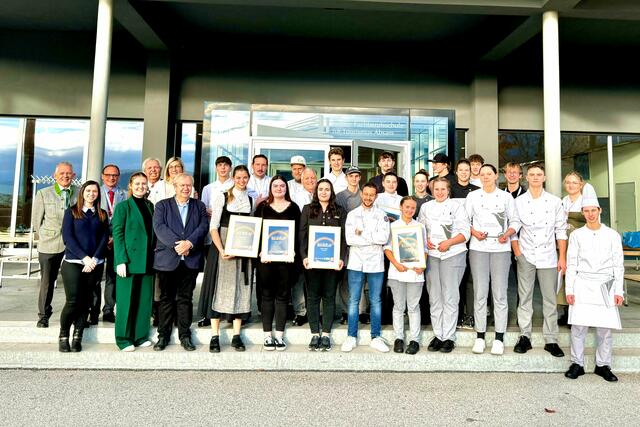 Unter Einsatz all ihres Könnens zeigten Tirols beste Lehrlinge in Tourismusberufen in der TFBS Absam, was sie während ihrer Lehrzeit bereits verinnerlicht haben. | Foto: WK Tirol
