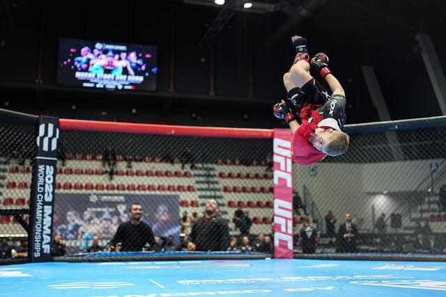 Ein Freudensalto durfte nach dem WM-Titel nicht fehlen. | Foto: Dimitris Tosidis/IMMAFED