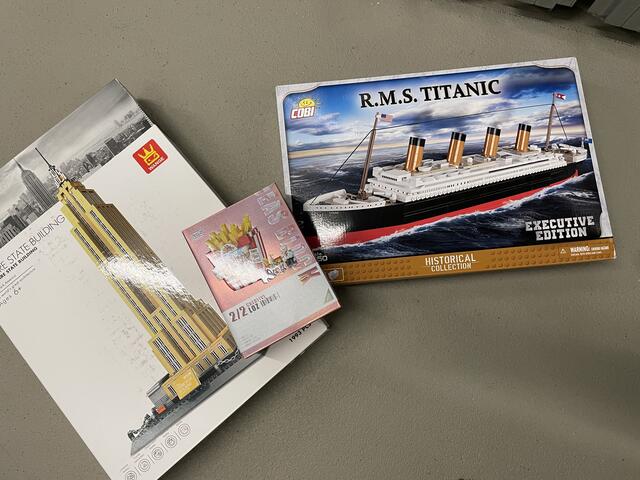 Marken wie "Wange" oder "Cobi" bieten Alternativen am Klemmbaustein-Markt. | Foto: Johannes Reiterits/RMW