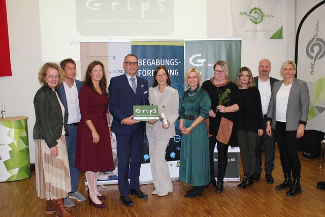 Landesrätin Christiane Teschl-Hofmeister, Personalvertreter Rupert Zeitlhofer, Diversitätsmanagerin Doris Altenstrasser, Schulleiter Gerald Stachl, Leiterin Pädagogischer Dienst Brigitte Schuckert, Landeskoordinatorin f. Begabungsförderung Brigitta Schnaubelt, Doris Miestinger (BRG), Elke Wagner-Sinabell (BRG), Außenstellenleiter Heinz Kerschbaumer, Nina Freihammer (BRG). | Foto: Bildungsdirektion NÖ