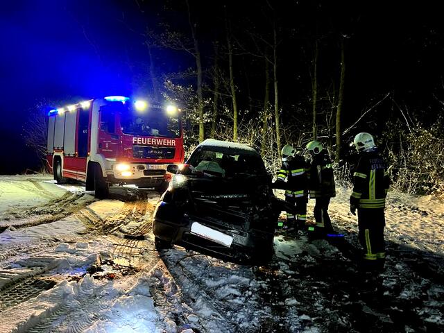 Die Fahrzeugbergung erfolgte mittels Seilwinde des Hilfeleistungslöschfahrzeugs (HLF2). | Foto: Feuerwehr Weidlingbach