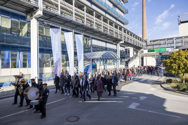 Der Weg zur feierlichen Eröffnung der neuen Anlage in Kundl.  | Foto: Sandoz Austria