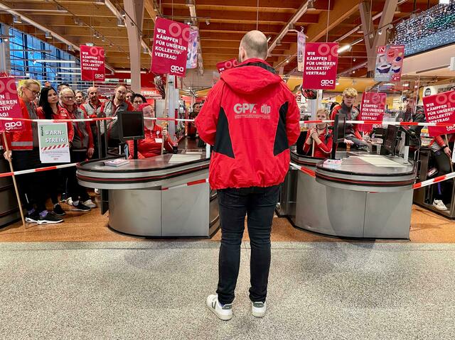 Der Handel streikt. Seit dem 30. November legen die ArbeitnehmerInnen ihre Arbeit nieder. | Foto: © Gewerkschaft GPA Tirol
