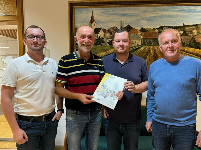 Christian Breiteneder, Bürgermeister Josef Schaden, Christian Wally und Ludwig Koller bei der ersten Generalversammlung des Bildungs- und Heimatwerks Schweiggers. | Foto: Marktgemeinde Schweiggers