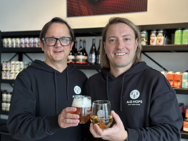 (v.l.:) Clemens und Romed sind die Welser Spezialisten, wenn es um besonderen Biergenuss geht. Ihr Laden, Ale Hops, bietet ein Sortiment aus über 80 verschiedenen und ausgefallenen Bier-Spezialitäten. | Foto: BRS