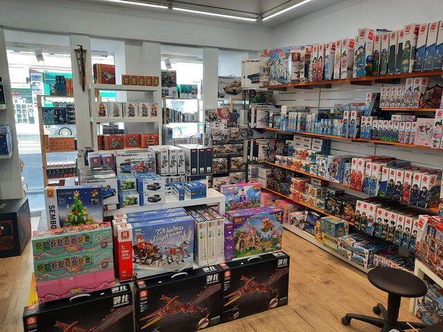 Leopold-Blaim handelt in seinem Geschäft mit sogenannten alternativen Klemmbausteinen. | Foto: Niklas Varga