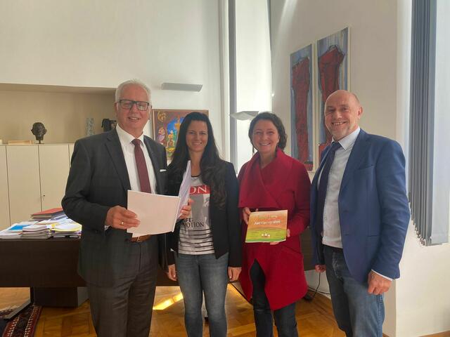 Landtagspräsident Ing. Reinhart Rohr, Mag.a Ursula Blunder, MMag.a Dr.in Katja Stiegler, Hans Sagerschnig (von links) | Foto: FamiliJa