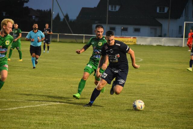 Großpetersdorf hatte bis in die Nachspielzeit die Nase vorne. In Minute 96 schaffte Rechnitz noch den Gleichstand. | Foto: Michael Strini