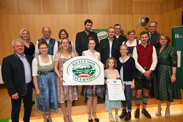  Am Bild sind Christian und Christa Roiser (2. u. 3. v.l. hinten), Daniela Rohregger (3.v.l. vorne), Tamara und Manfred Elsenhans (4.v.l. vorne und 4.v.l. hinten), Hubert und Diana Huemer mit ihrer Tochter, Michael (Sohn), Barbara und Christoph Kalteis (3., 4. und 5. v.r.). Gratulanten (l.): ÖR Karl Grabmayr, LK-Vizepräsidentin Rosemarie Ferstl, dahinter Maria Ritzberger, LK OÖ. Rechts: Mag. Heidemarie Deubl-Krenmayr, LK OÖ, dahinter Kammerdirektor Mag. Karl Dietachmair. Nicht am Bild sind die Familien Schafleitner und Andeßner.
 | Foto: LK OÖ