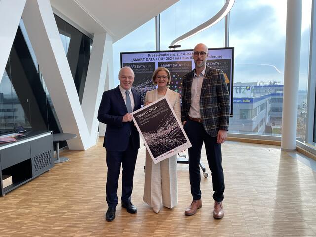 Ecoplus Geschäftsführer Helmut Miernicki, Landeshauptfrau Johanna Mikl-Leitner, Markus Pargfrieder, CEO der Firma Responsive Spaces. | Foto: Victoria Edlinger