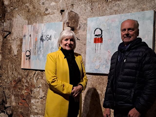 Die für Kultur zuständige Bürgermeisterin Rosa Bock (SPÖ) eröffnete gemeinsam mit dem Künstler und Galeristen Georg Zenz die Ausstellung im "Hofhaus". | Foto: Galerie Lost Places