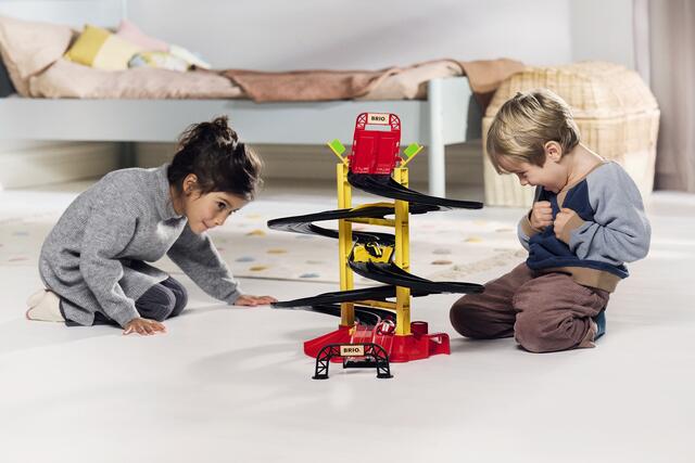 Fahre ein spannendes Autorennen mit dem BRIO Rennbahn-Turm | Foto: Brio