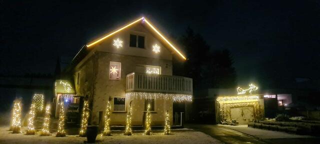 In Sasendorf leuchtet das ganze Haus bei der Familie Eigner. Wunderschön anzusehen und man kommt sofort in Weihnachtsstimmung. | Foto: Martina Schweller