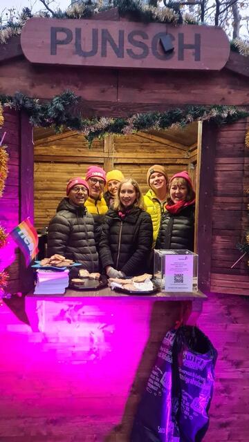 Neos verkaufen Punsch und Maroni im Rudolf-Bednar-Park. Damit will man das Caritas-Mädchenzentrum *peppa unterstützen.  | Foto: Neos