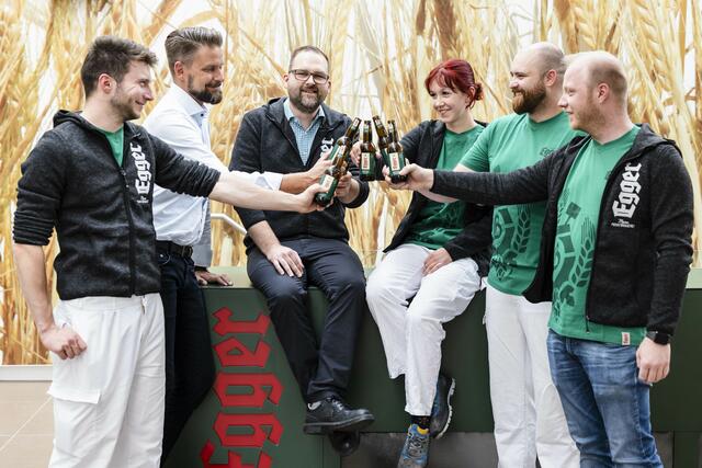 v.l.n.r.: Manuel Stippinger, Brau-und Getränketechniker; Reinhard Grießler, Johannes Meister, Johanna Schicklgruber, Lehrling für Brau-und Getränketechnik; Thomas Haider, Brauer und Alexander Feichtinger, Teamleiter Bierbrauer;  | Foto: Patrick Salfinger für Privatbrauerei Egger
