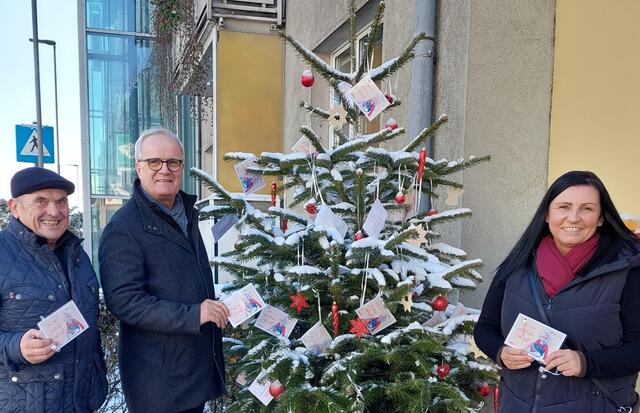 Freistadts Stadtparteivorsitzender Gerhard Schmidt, Bezirksvorsitzender Christian Gratzl und Eva Maria Schönberger vom SPÖ-Bezirkssekretariat (von links) spenden für Verein NF-Kinder. | Foto: SPÖ Bezirk Freistadt