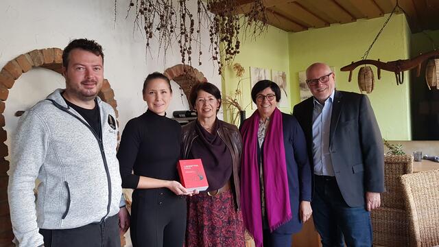 Das Wirte-Ehepaar Harald und Sabrina Theißbacher freuten sich mit Autorin Nina Popp, Initiatorin Hermine Monsberger und Bildungswerk-Bezirksobmann Karl Schwabe über den großartigen Erfolg des Kulturbrunches in der Mühle #10 in Reichenfels. | Foto: Privat