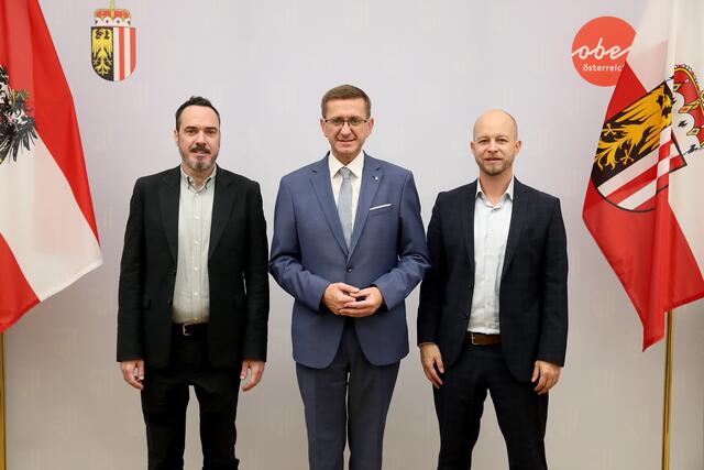 Von links: Univ.-Prof. Johannes Reichl, Wirtschafts- und Energie-Landesrat Markus Achleitner, Präsident des Energieinstitut an der JKU Linz, und Robert Tichler, Geschäftsführer des Energieinstituts an der JKU Linz. | Foto: Land OÖ/Denise Stinglmayr