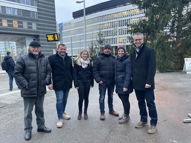 Anton Schuh, Franz Krendl (Ertls Vizebürgermeister), Michaela Hundegger, Ronald und Birgit Wallerberger und Johannes Heuras, Bürgermeister der Nachbargemeinde St. Peter in der Au.