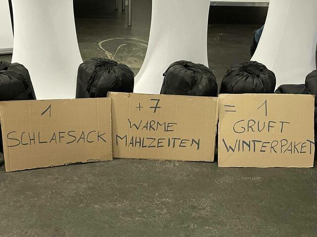 Ein Winterpaket kostet 70 Euro. Dadurch finanziere man sieben warme Mahlzeiten und einen Schlafsack.  | Foto: Salme Taha Ali Mohamed