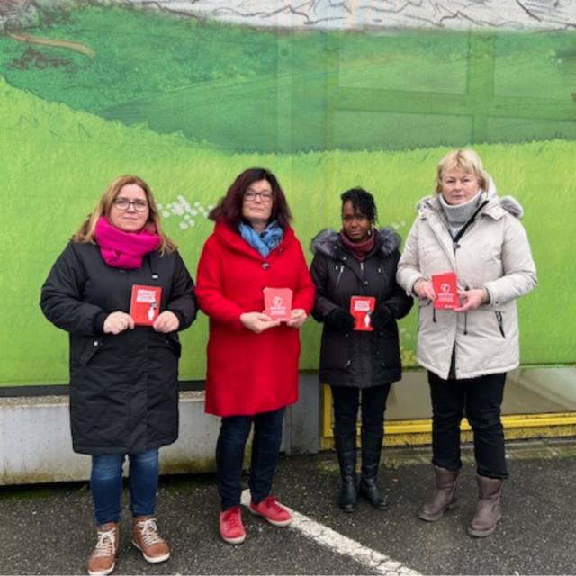 SPÖ Bezirksfrauenvorsitzende Brigitte Rienesl (r.) verteilte gemeinsam mit Bianca Scharnböck (von links nach rechts), Magareta Denk und Ahlam Dorfer rote Karten mit der Frauenhelpline-Nummer, um die Öffentlichkeit fürs Thema Gewaltschutz zu sensibilisieren. | Foto: SPÖ