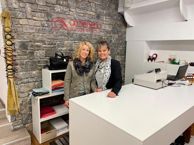 Reinhilde und Mitarbeiterin Alexandra (v.re.) bedanken sich ganz herzlich bei allen Kunden für die langjährige Treue. | Foto: RMSt/Monika Wilfurth