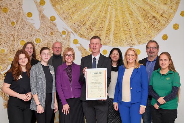 Bei der Verleihung des Naturpark-Dekrets (von links): Katharina Kropf, Bela Track, Lena Eichmann, Bgm. Reinhard Deutsch, Martina Bugnits, Schulleiter Günter Vollmann, Biologielehrerin Sandra Kloiber, Landesrätin Daniela Winkler, Naturparke-Vizepräsident Thomas Böhm und Cornelia Mähr (Naturpark Raab). | Foto: BORG Jennersdorf