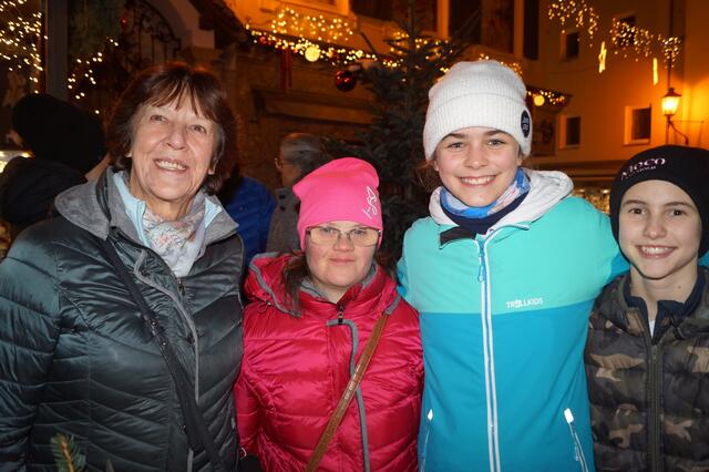 Burgi Thiess mit Enkelin Sarah, Sandra und Carolina | Foto: Hannelore Kühmayer