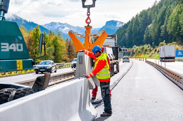 Die Betonleitwände werden künftig die Sicherheit auf der S4 erhöhen. | Foto: REBLOC