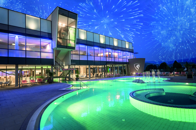Im Bademantel wird wieder ins neue Jahr gerutscht. | Foto: Therme &amp; Hotel NOVA