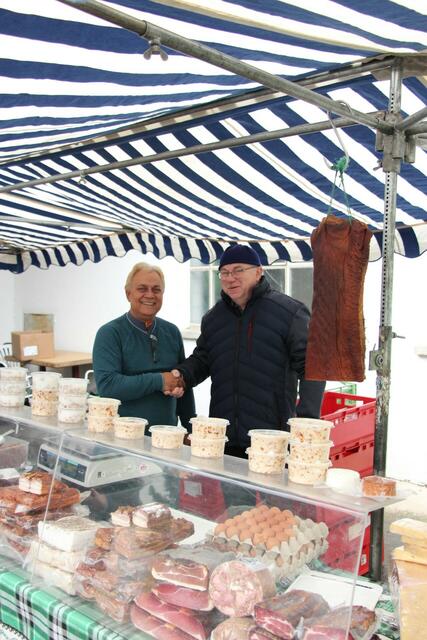 Bürgermeister Johann Laa begrüßte Naresh Kumar in der Gemeinde Trautmannsdorf.  | Foto: Gemeinde Trautmannsdorf/Leitha