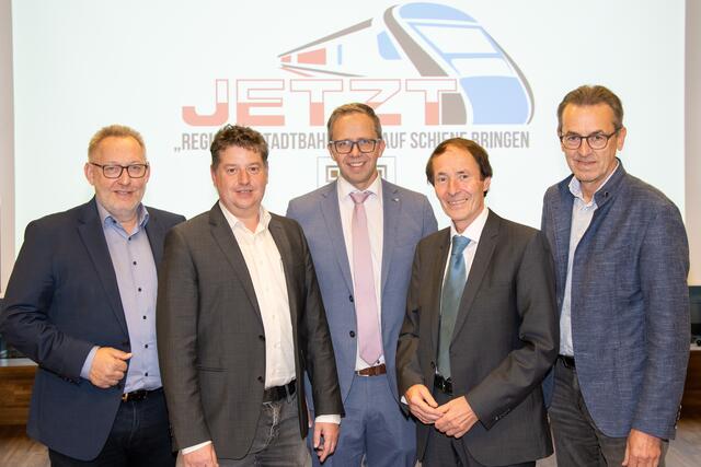 Bürgermeister Fritz Robeischl (Bildmitte) mit den überparteilichen Initiatoren der Petition: Klaus Falkinger, Thomas Eichlberger, Robert Struger und Josef Thurnhofer (von links). | Foto: ÖAMTC OÖ