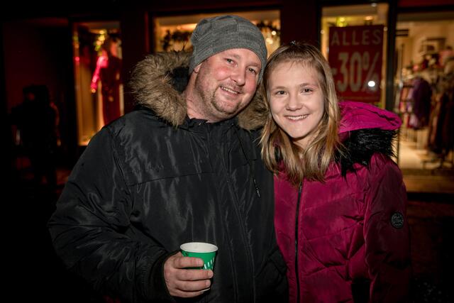 Ein echter Krampusfan: Melissa (re) mit Papa Rene.