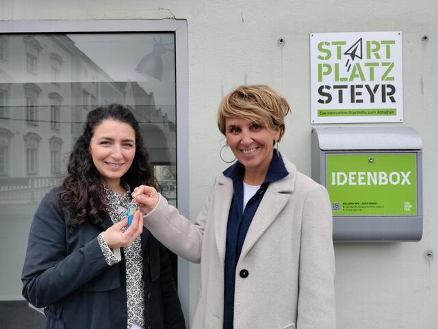 Daniela Zeiner (rechts) übergibt Gesa Serri (links) die Schlüssel für „StartPlatz Steyr“ in Zwischenbrücken 2, wo nun in „Sweet Sweets“ schwedische Köstlichkeiten – Süßes wie Saures – verkauft werden. | Foto: TIC Steyr