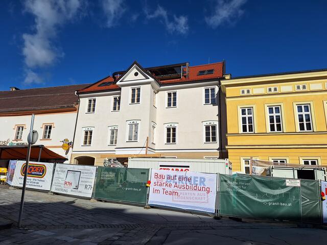 Innerhalb von nur 14 Monaten wurde das alte BH-Gebäude am Schillerplatz Murau generalsaniert. Bis Ende Dezember wird noch an baulichen Feinarbeiten gearbeitet. | Foto: Galler