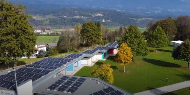 Das Schwimmbad Paternion ist mit unzähligen PV-Panelen ausgestattet. Hier wird grüner Strom erzeugt. | Foto: Privat