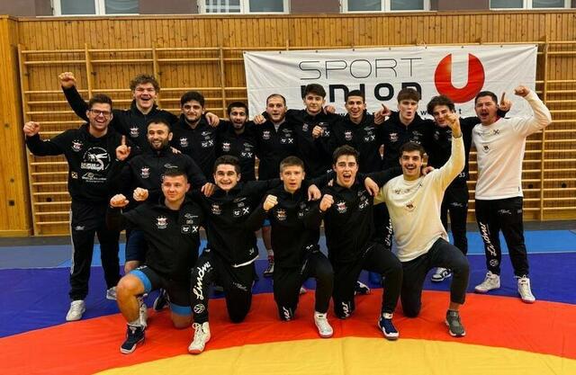 Die AC Wals Juniors jubelten gemeinsam mit Trainer Maxi Ausserleitner | Foto: A.C. Wals