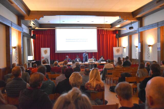 Obmann Frank Kostner konnte rund siebzig Mitglieder bei der Vollversammlung in Kramsach begrüßen.  | Foto: Barbara Fluckinger
