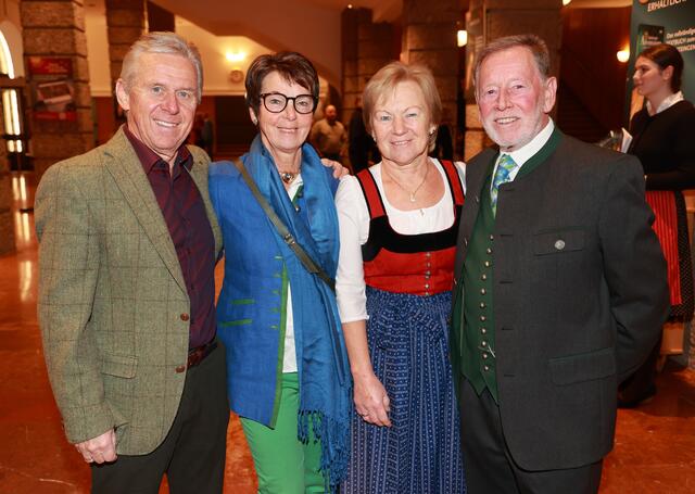 Als Dankeschön für ihr Ehrenamt waren 300 Floriani zur Hauptprobe des Salzburger Adventsingens ins Großen Festspielhaus Salzburg eingeladen. Im Bild v.l.: Franz und Maria Maislinger, Johanna und Otto Kaufmann, Freiwillige Feuerwehr Mattsee. | Foto: Franz Neumayr