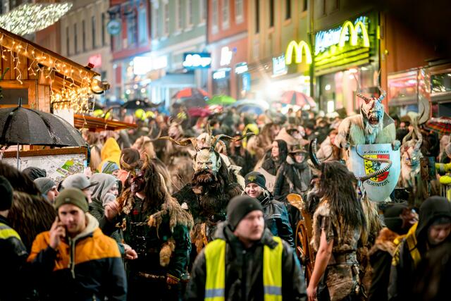 Den ganzen Tag über hat es geregnet, doch der Krampusumzug in Villach war sehr gut besucht.