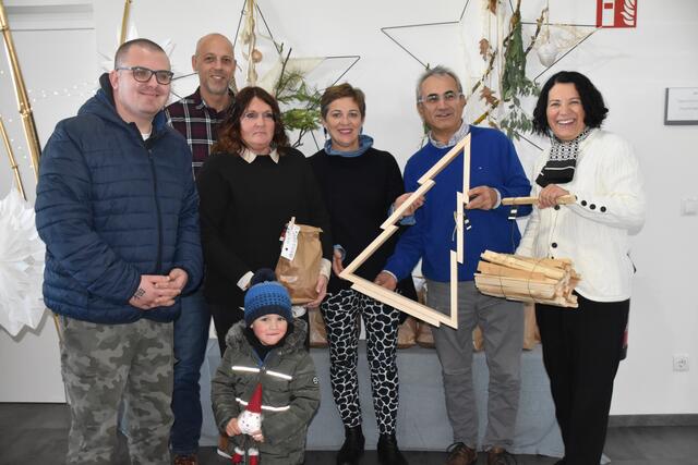 Zahlreiche Besucher - darunter auch Bgm. Norbert Sulyok, GV Jochen Weiner, pro mente GF Eva Blagusz und Andrea Gottweis - schauten beim Adventbasar von pro mente Kohfidisch bei Standortleiterin Sandra Kirisits und ihrem Team vorbei. | Foto: Michael Strini