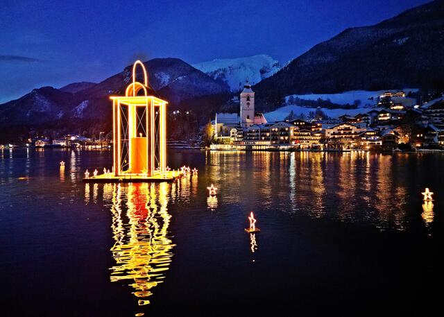 Die 16 Meter hohe Laterne auf dem Wolfgangsee ist das Symbol des Wolfgangseer Advents. | Foto: Hörmandinger
