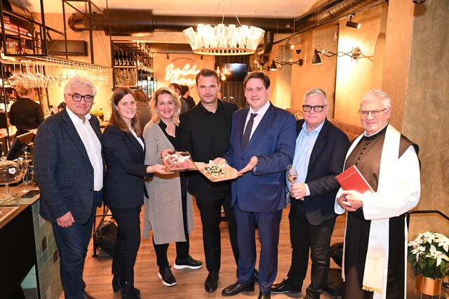 Baumeister Gerhard Steurer, Wirtschafts-Stadträtin Petra Haslinger, Stadtmarketing-Obfrau Ulrike List, Michael Grossauer, Bürgermeister Stefan Szirucsek, GR Claus Grünwald sowie Pater Amadeus Hörschläger. | Foto: 2023psb/sap