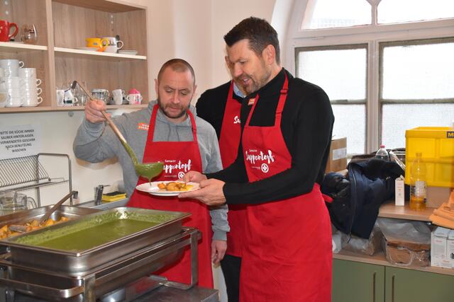Rapid unterstützt "Aktion Suppentopf": die beiden Geschäftsführer Steffen Hofmann und Markus Katzer bei der Arbeit | Foto: Pufler